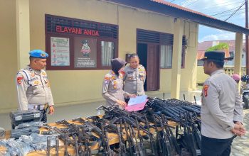 Pastikan Kondisi Baik dan Aman Kapolres Pesisir Barat Cek Senjata