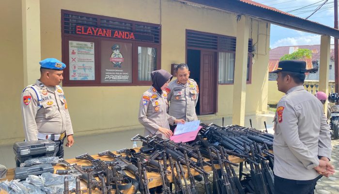 Pastikan Kondisi Baik dan Aman Kapolres Pesisir Barat Cek Senjata