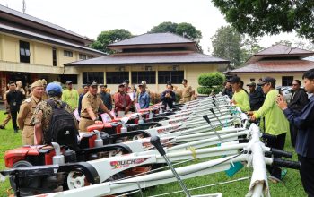 Dorong Peningkatan Produksi Padi 10 Hand Traktor Dibagikan Ke Kelompok Tani di Lambar