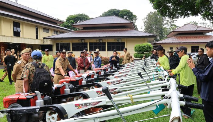 Dorong Peningkatan Produksi Padi 10 Hand Traktor Dibagikan Ke Kelompok Tani di Lambar