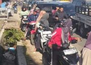 Antrean Panjang BBM di SPBU Karangagung Picu Kemacetan Jalan Nasional