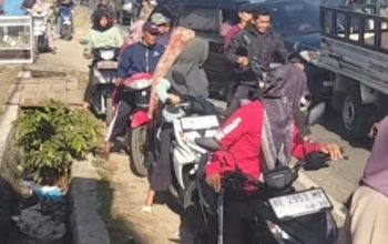 Antrean Panjang BBM di SPBU Karangagung Picu Kemacetan Jalan Nasional