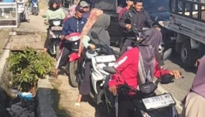 Antrean Panjang BBM di SPBU Karangagung Picu Kemacetan Jalan Nasional