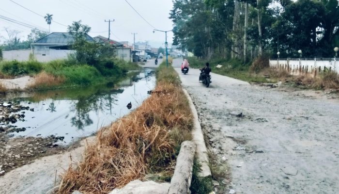 Jalur Dua Jalan Tugu Tani Sukau Digenangi Air Hingga Mengendap, Sampai Saat Ini Belum Ada Tindakan Pemkab Lambar