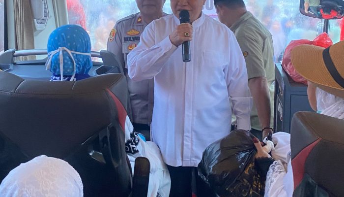 Suasana Haru dan Gembira Saat Penyambutan Jamaah Haji Lampung Barat