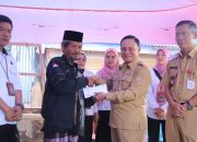 Pasca Terbakar, Wabub Lampung Barat Mad Hasnurin Serahkan Bantuan ke Pondok Sunan Bonang