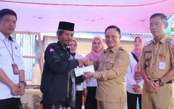 Pasca Terbakar, Wabub Lampung Barat Mad Hasnurin Serahkan Bantuan ke Pondok Sunan Bonang