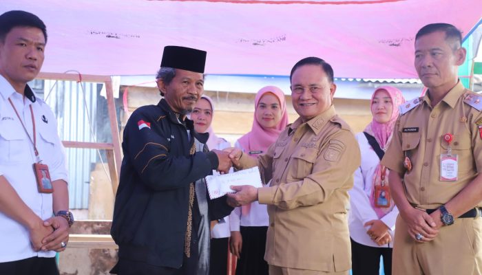 Pasca Terbakar, Wabub Lampung Barat Mad Hasnurin Serahkan Bantuan ke Pondok Sunan Bonang
