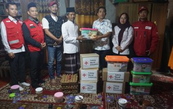 Ketua PMI Lampung Barat Serahkan Bantuan Kemanusiaan untuk Korban Kebakaran TPA Sunan Bonang