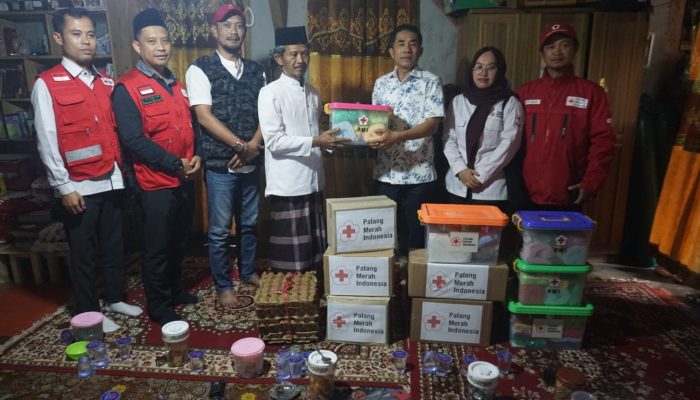 Ketua PMI Lampung Barat Serahkan Bantuan Kemanusiaan untuk Korban Kebakaran TPA Sunan Bonang