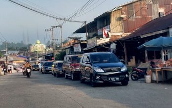 Antrian Mengular di SPBU Balikbukit, Ganggu Sejumlah Pemilik Toko Pasar Liwa Peraturan Pemkab Hanya Wah Diawal
