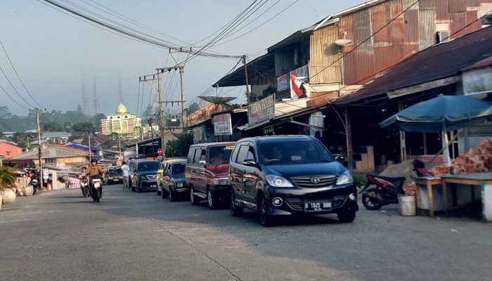 Antrian Mengular di SPBU Balikbukit, Ganggu Sejumlah Pemilik Toko Pasar Liwa Peraturan Pemkab Hanya Wah Diawal