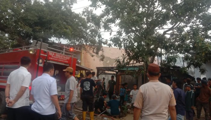 Naas!! Rumah Panggung di Lumbok Seminung Lampung Barat Hangus Terbakar