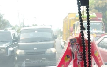 Antrian Tidak Beraturan di SPBU Kembahang Membuat Kemacetan Untuk Pengguna Jalan