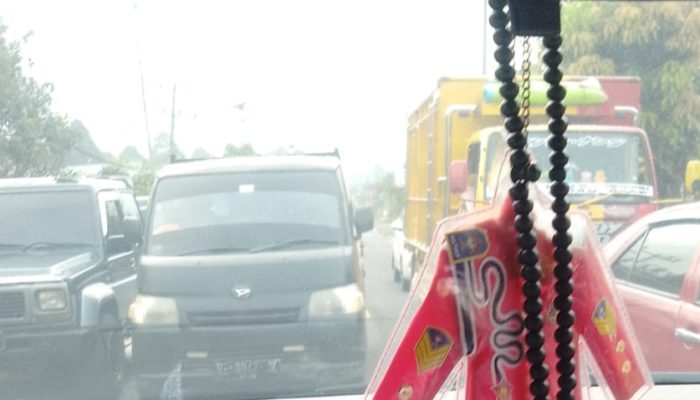 Antrian Tidak Beraturan di SPBU Kembahang Membuat Kemacetan Untuk Pengguna Jalan