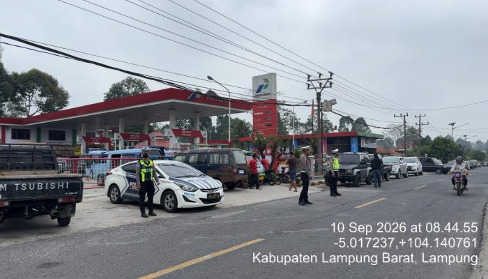 Muncul Keluhan, Sat Lantas Polres Lampung Barat Sigap Urai Kemacetan di SPBU Kembang Batubrak