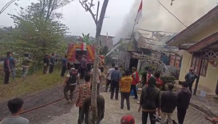 Korslering Listrik Rumah di Taman Indah Pekon Kubuperahu Dilalap Sijago Merah