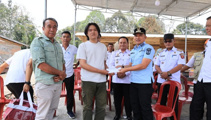 Bupati dan Wabup Lampung Barat Sambangi Keluarga Korban Kebakaran di Pekon Balak