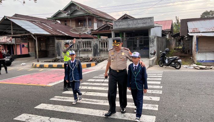 Tingkatkan Pelayanan Pagi Hari, Wakapolres Lampung Barat Pimpin dan Tinjau Langsung Pengamanan Rawan Pagi di MTsN 1 Liwa