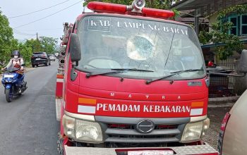 Saat Kebakaran Di Sukau, Kaca Mobil Damkar di Pecahkan Oknum Tidak Bertanggung Jawab. Kasat Pol-PP Akan Lapor Polisi