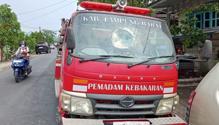 Saat Kebakaran Di Sukau, Kaca Mobil Damkar di Pecahkan Oknum Tidak Bertanggung Jawab. Kasat Pol-PP Akan Lapor Polisi