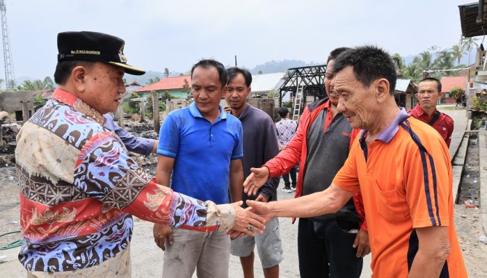Wabup Mad Hasnurin Tinjau Lokasi Kebakaran di Sukau, Salurkan Bantuan Untuk Keluarga Korban